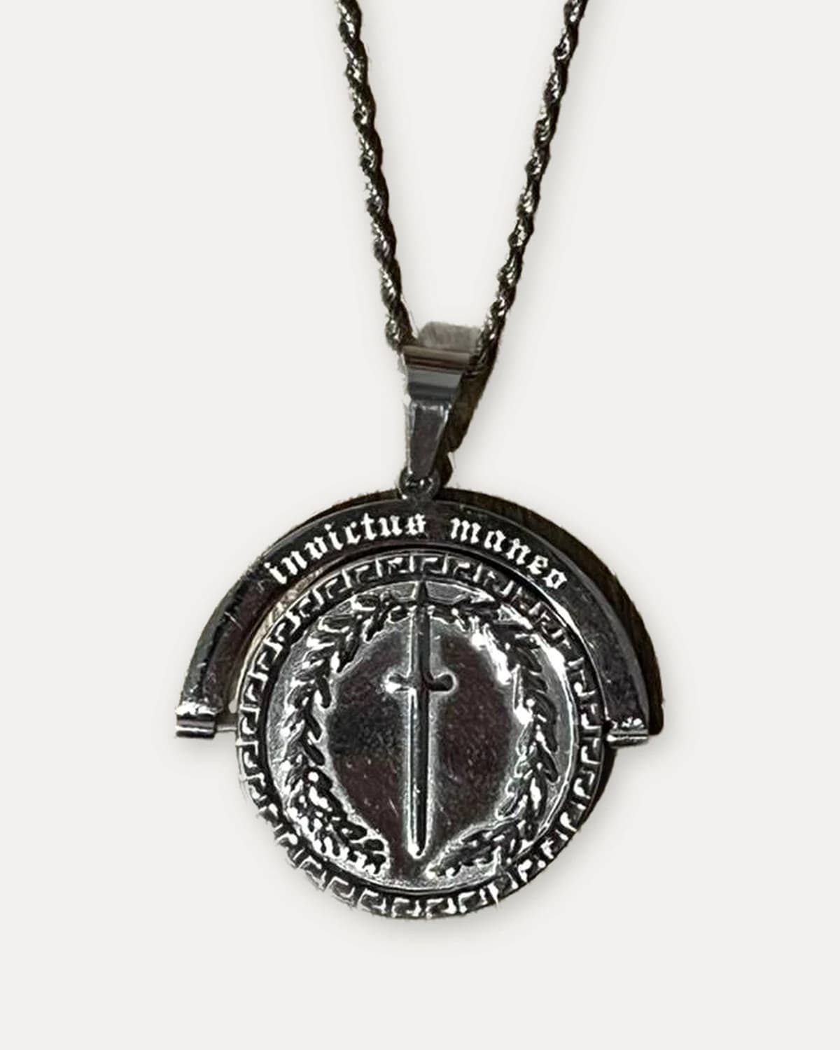 Invictus Maneo kolyenin gümüş seçeneği, arka yüz